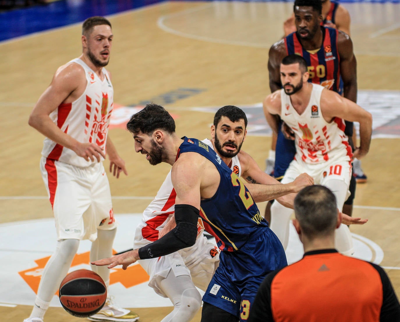 Pierriá conversa con el lesionado Granger. 