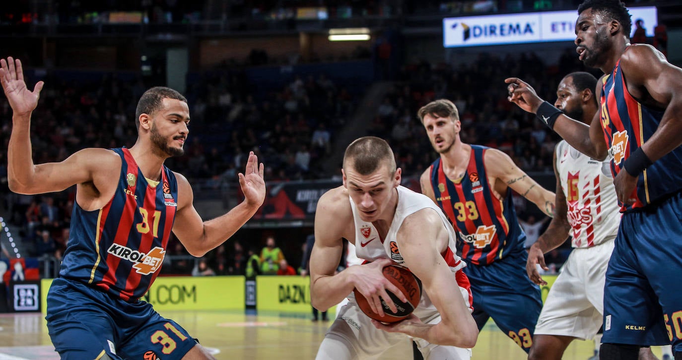 Pierriá conversa con el lesionado Granger. 