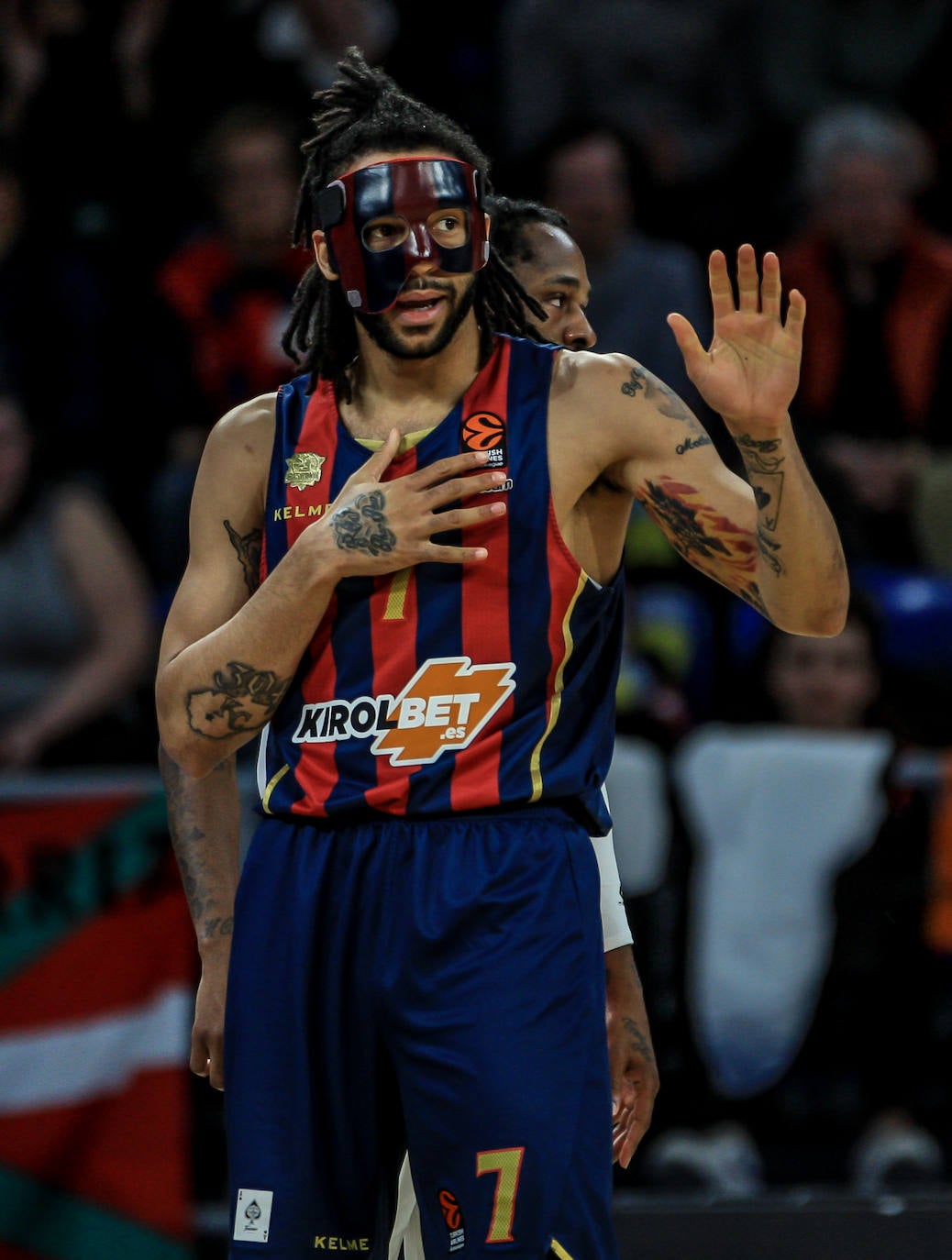 Pierriá conversa con el lesionado Granger. 