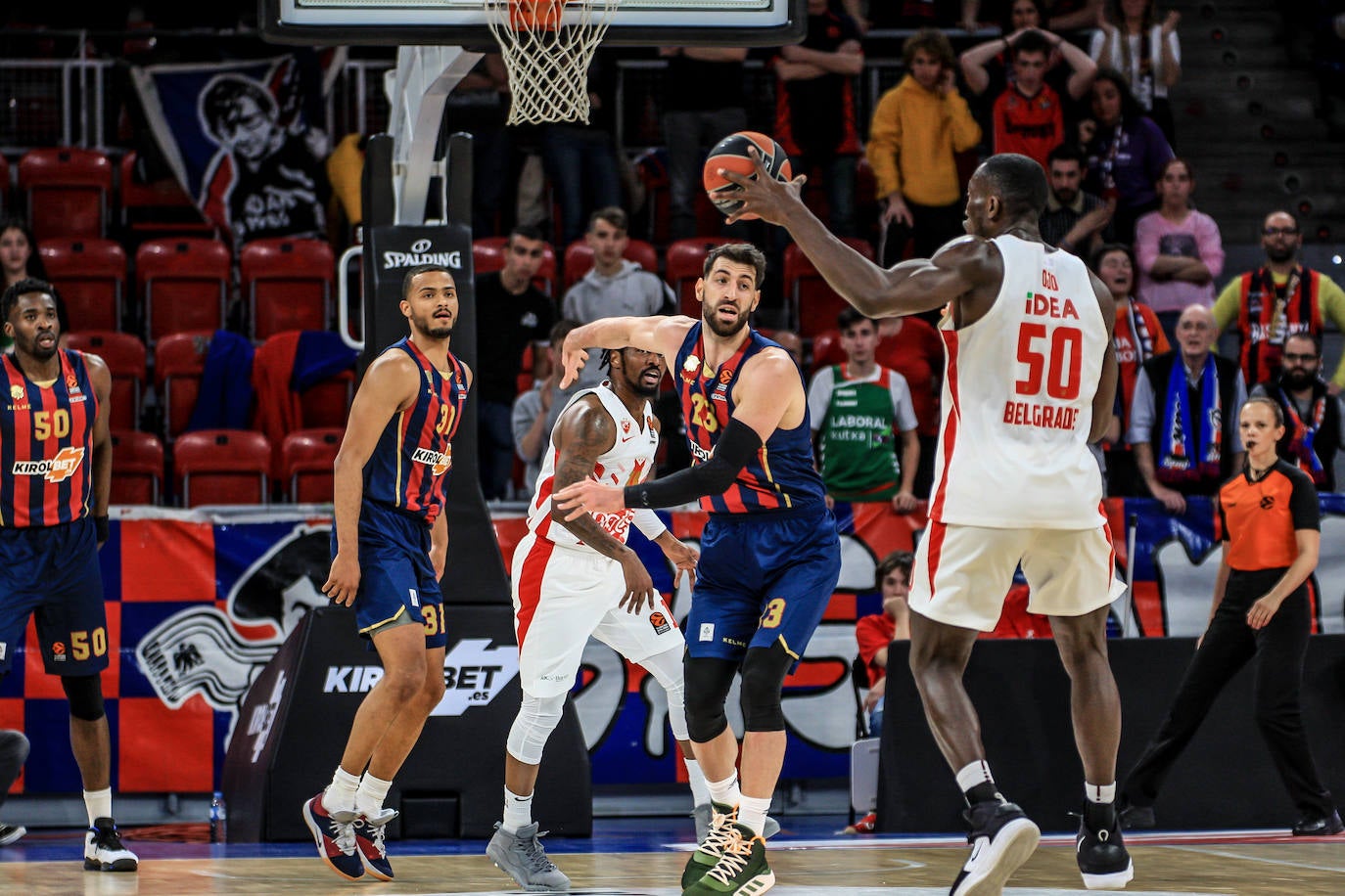 Pierriá conversa con el lesionado Granger. 