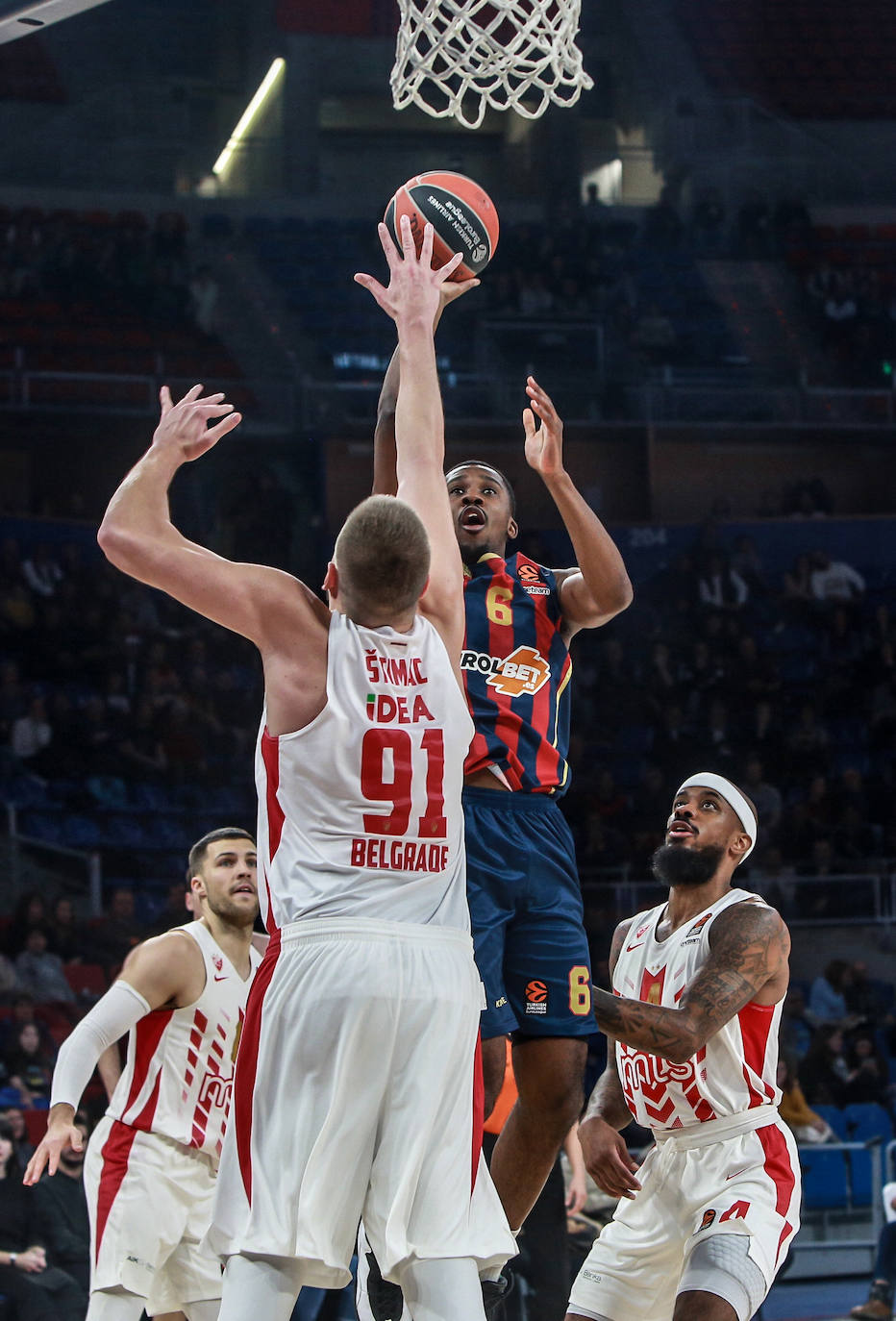 Pierriá conversa con el lesionado Granger. 
