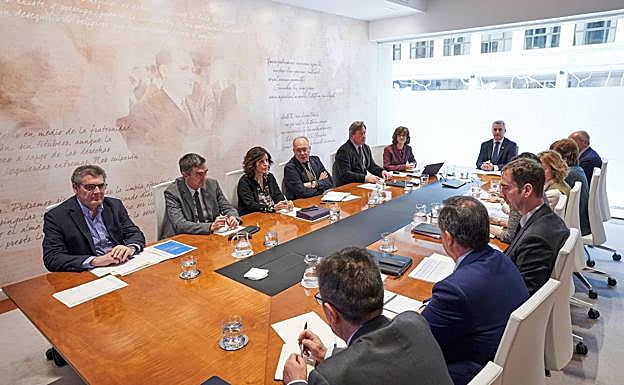 En la reunión han estado presentes hasta seis consejerías del Ejecutivo autonómico.