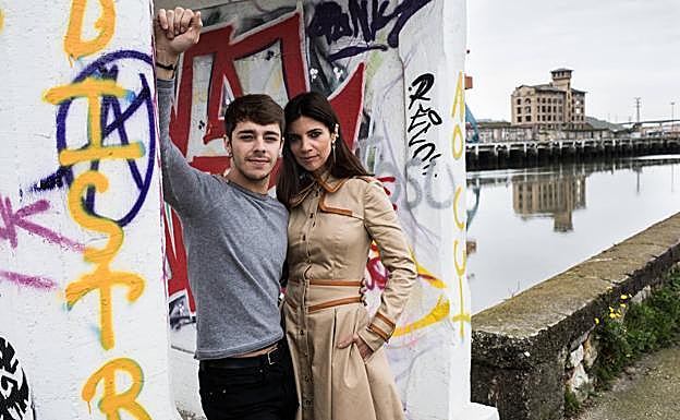 Germán Alcarazu y Maribel Verdú recorren uno de los escenarios de Zorrozaurre donde se rodó 'El doble más quince'.