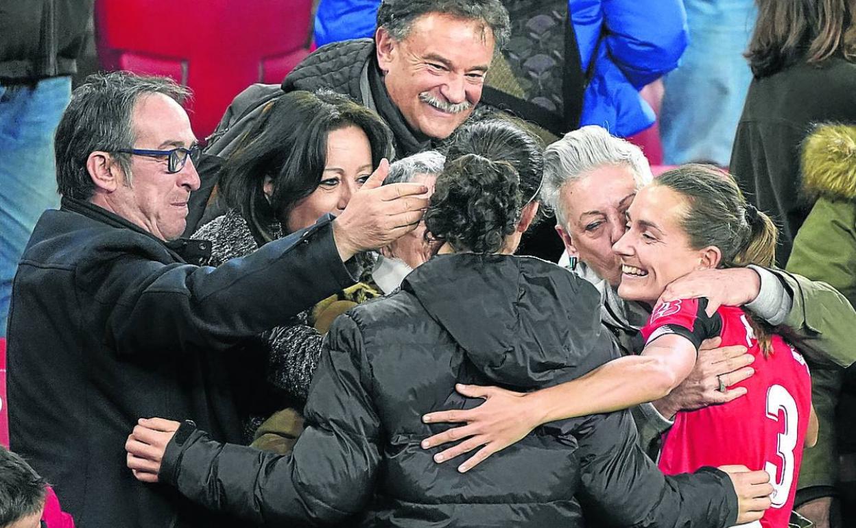 Moraza saluda a varios aficionados en San Mamés tras el partido del miércoles. 