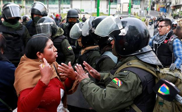 Enfrentamiento entre la Policía y los manifestantes en Bolivia.