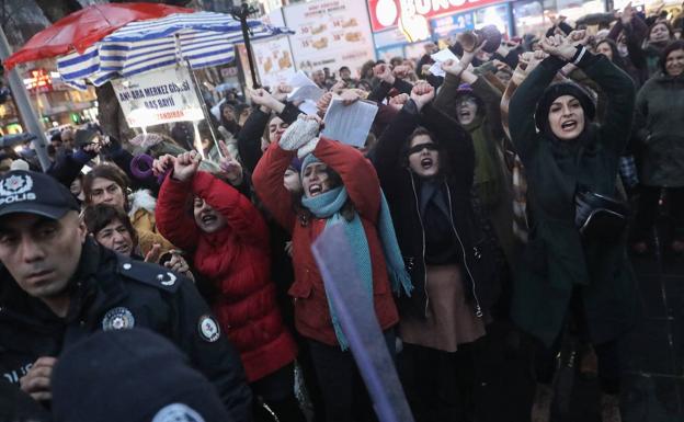 Un grupo de mujeres realiza la performance 'Un violador en tu camino' en Ankara, Turquía.