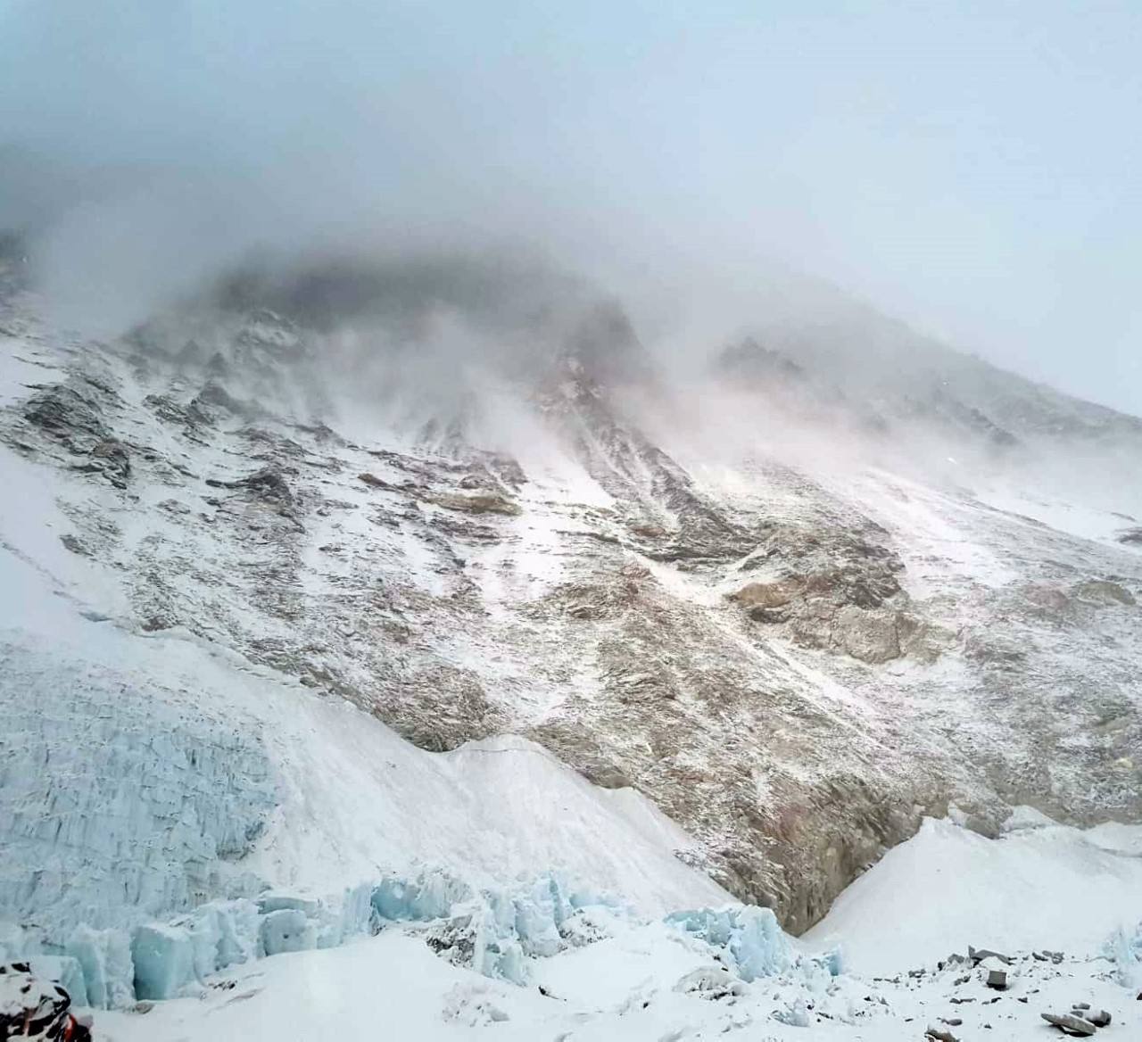 Rimaya e inicio de la pared del Lhotse en pleno temporal.