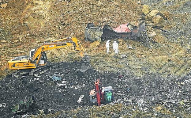 Los equipos de rescate intensificaron ayer las labores de búsqueda de los dos trabajadores desaparecidos en el vertedero.