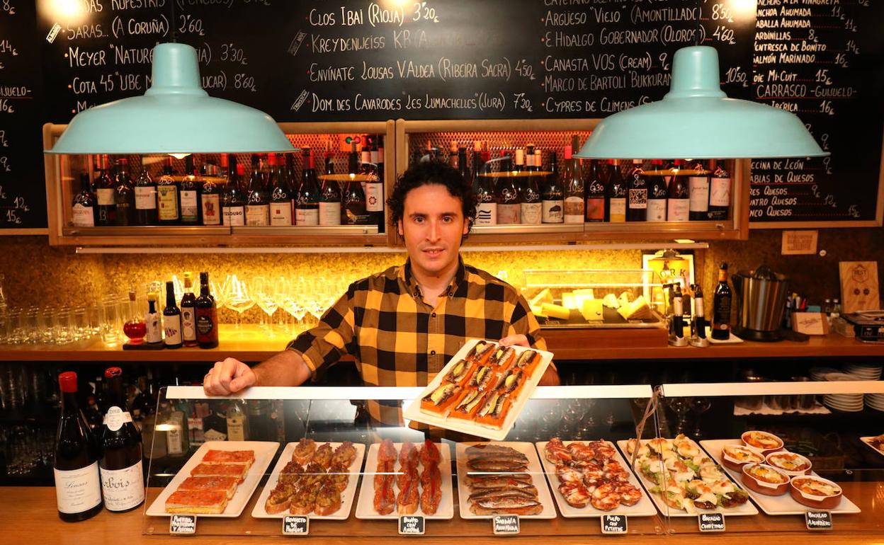 Jonathan Hernando García (35), guía en nuevos vinos, atiende la surtida barra del Cork. 