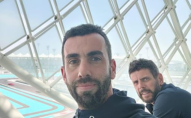 Julen Urbano e Igor Díez Pereda, desde una de las terrazas con vistas al circuito de Fórmula 1.