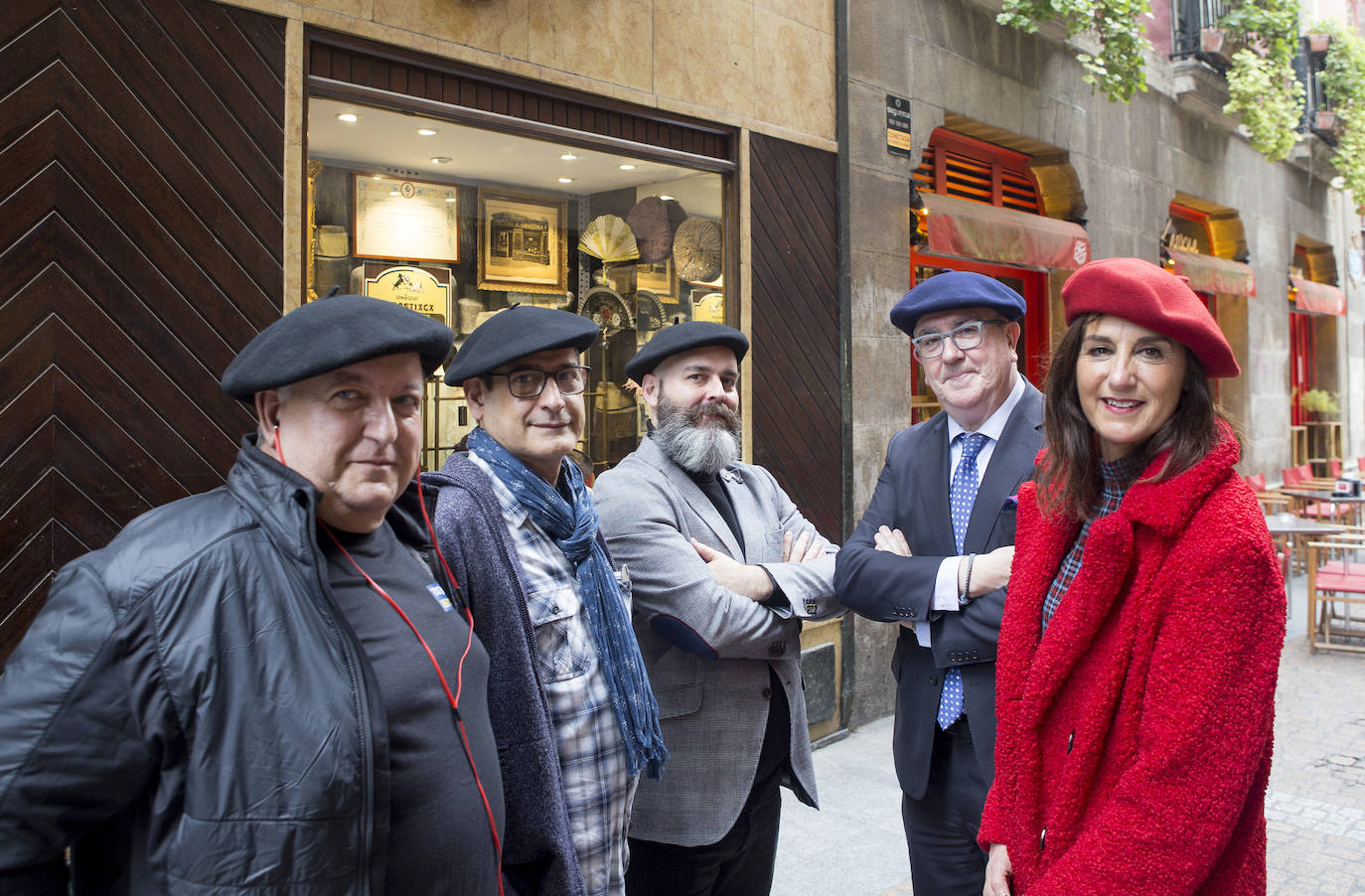 Fotos: Las txapelas (a medio lao), la última moda de Bilbao