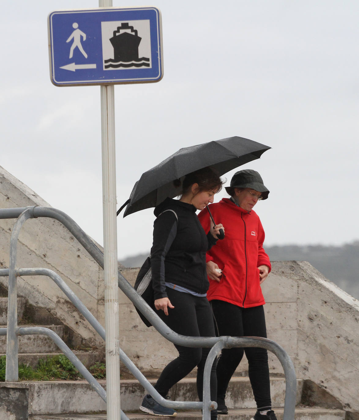 Los pocos valientes que salieron al paseo de Ereaga (Getxo) para dar un paseo sufrieron los fuertes vientos del temporal.