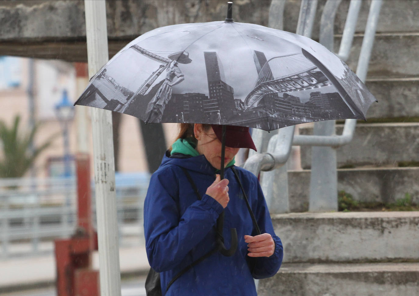 Los pocos valientes que salieron al paseo de Ereaga (Getxo) para dar un paseo sufrieron los fuertes vientos del temporal.