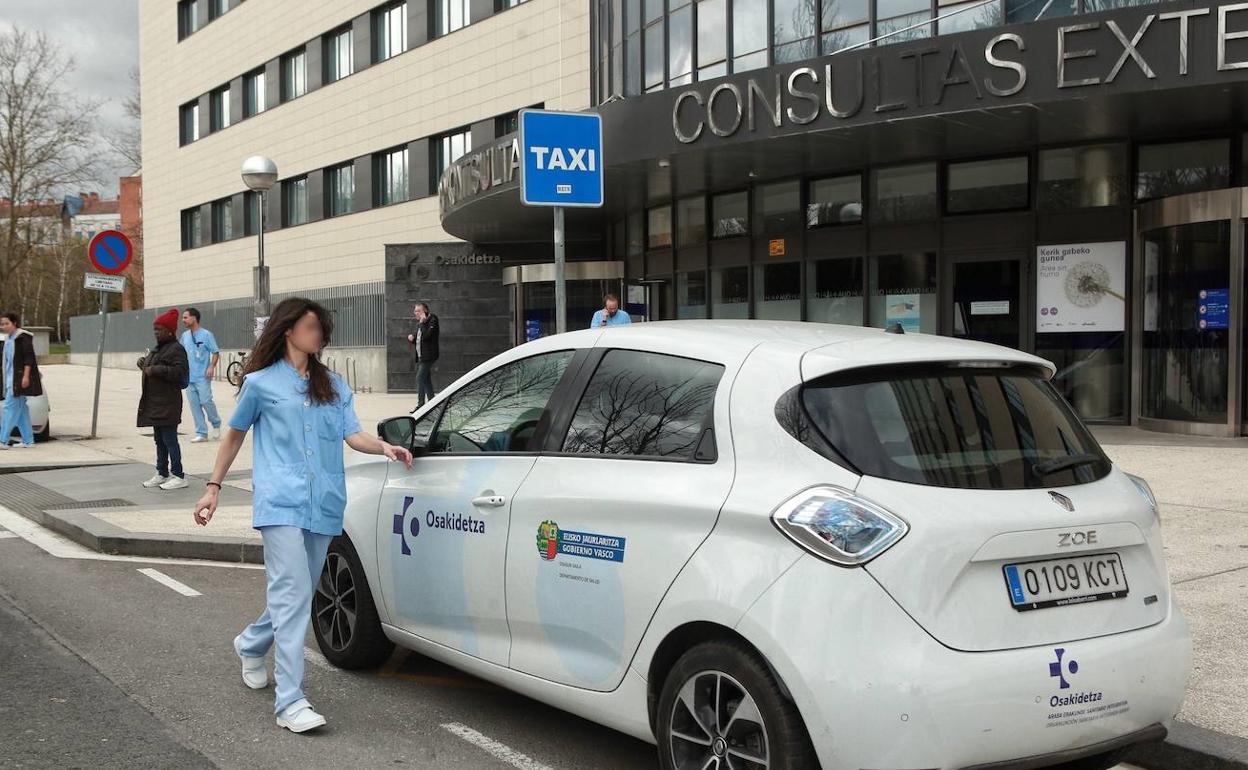 Sanitarios movilizados en Vitoria por el coronavirus, en el exterior del Hospital Universitario de Álava. 