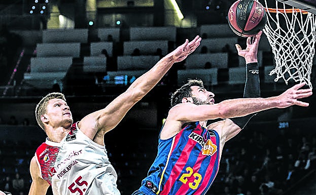 Shengelia, el mejor baskonista en la derrota (80-92) en la ida, anota ante Mockevicius.