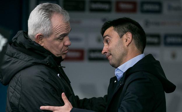 Aguirre y Garitano se saludan antes de arrancar el partido 