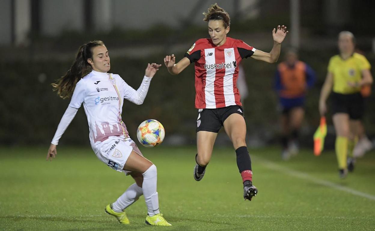 Moraza ante una jugadora del Logroño en el encuentro que han disputado esta temporada. 