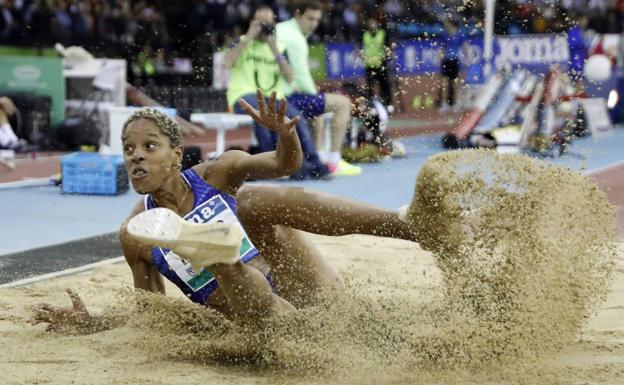 La atleta venezolana Yulimar Rojas bate el récord mundial de triple salto.