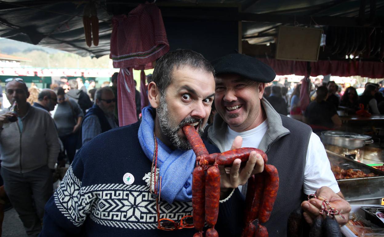 David de Jorge, que ha participado en la feria, junto a Joaquín Lezama, que ha sido elegido como Chacinero Mayor de Euskal Herria.