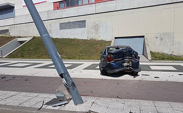 Vehículo accidentado en la calle Zaramaga. 