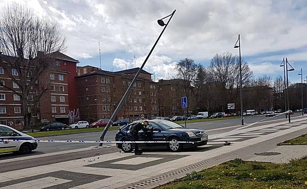 Un agente de la Policía Local junto al vehículo accidentado.