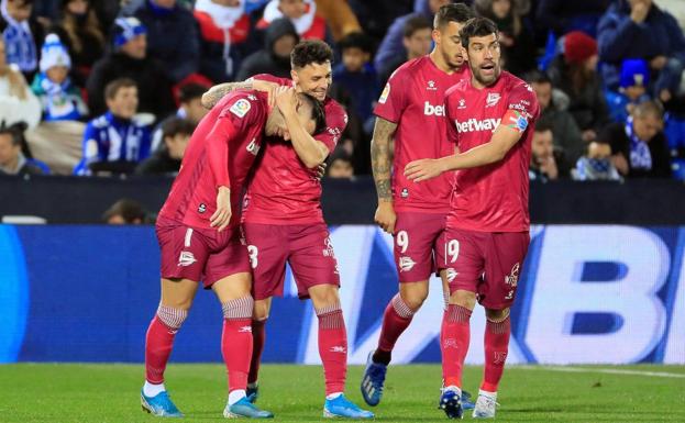 Los jugadores albiazules celebran el gol de Lucas en Leganés. 