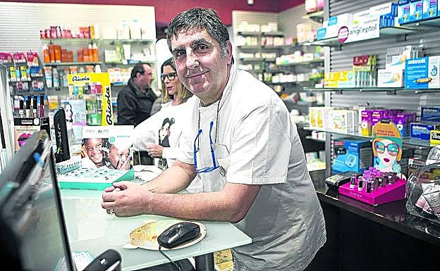 José María Erauskin, en su farmacia de Hondarribia.