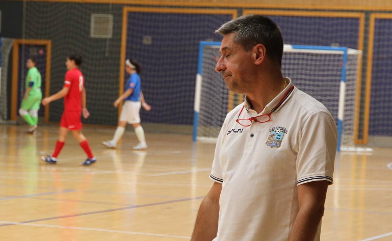 El técnico del conjunto vizcaíno lamentando una acción. 