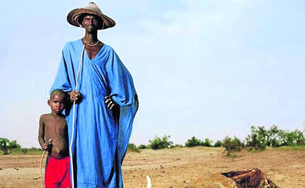 Desertificación. Gouro Modi, pastor, y su hijo Dao, en Korientzé, Malí.