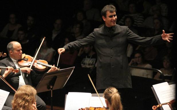 El director Carlos Garcés debuta como invitado con la Banda Municipal de Vitoria. 