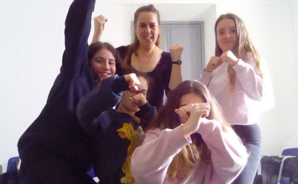 Las gasteiztarras Naroa, Itziar, Uxue e Izaro con su profesora de autodefensa feminista, la bilbaína Esther López. 