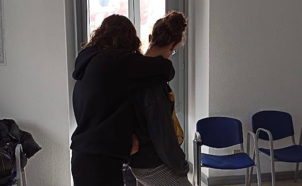 Las chicas, en pareja, se turnan para hacer los dos roles: agresor y víctima. 