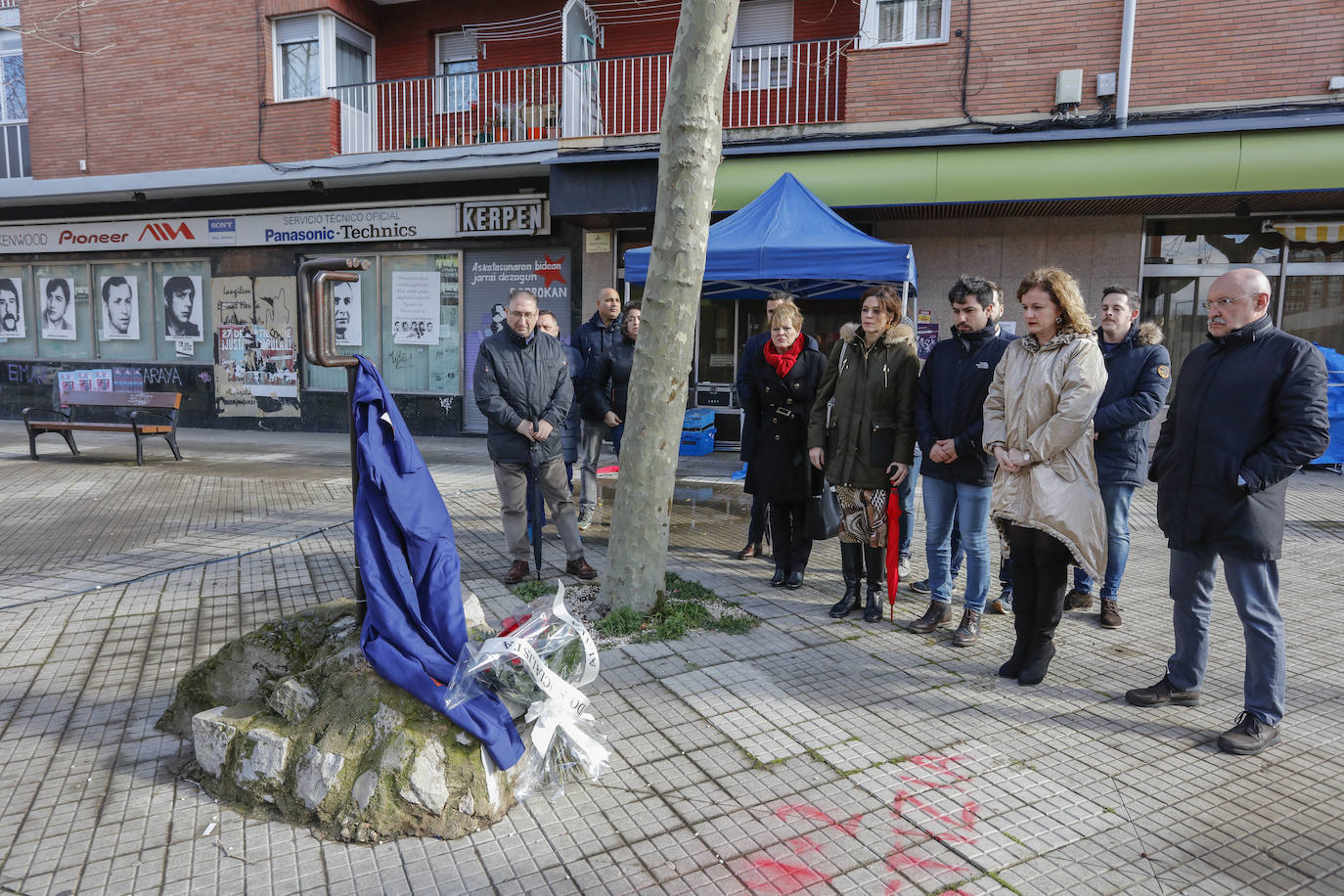 Los diputados socialistas Ana del Val, Cristina González y Javier Hurtado depositaron la ofrenda acompañados de los junteros David Romero, Jon Noglaes y Alain Coloma además de la teniente de alcalde Maider Etxebarria y varios concejales. 