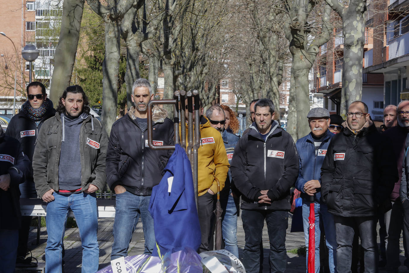 Representantes de Comisiones Obreras cantan la Internacional. 