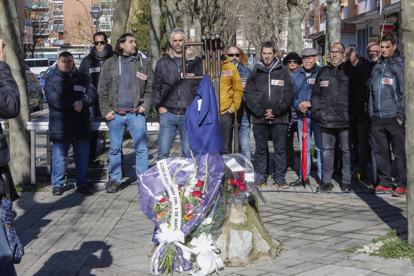 Representantes de Comisiones Obreras cantan la Internacional. 