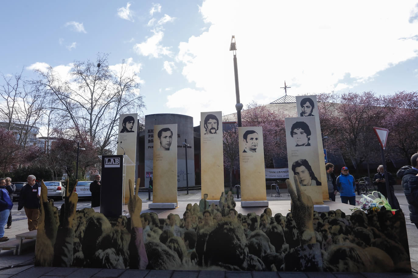 Escenario compartido por LAB y EH Bildu para sus homenajes. 