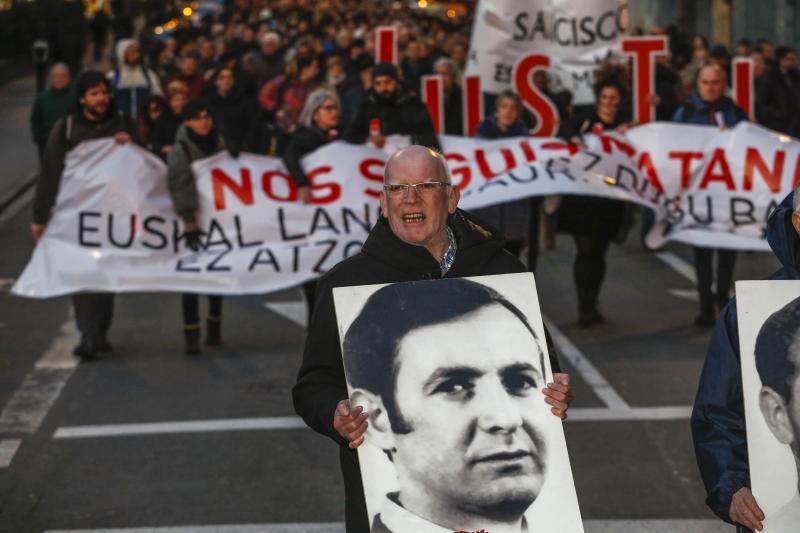 Fotos: Vitoria recuerda a las víctimas del 3 de marzo