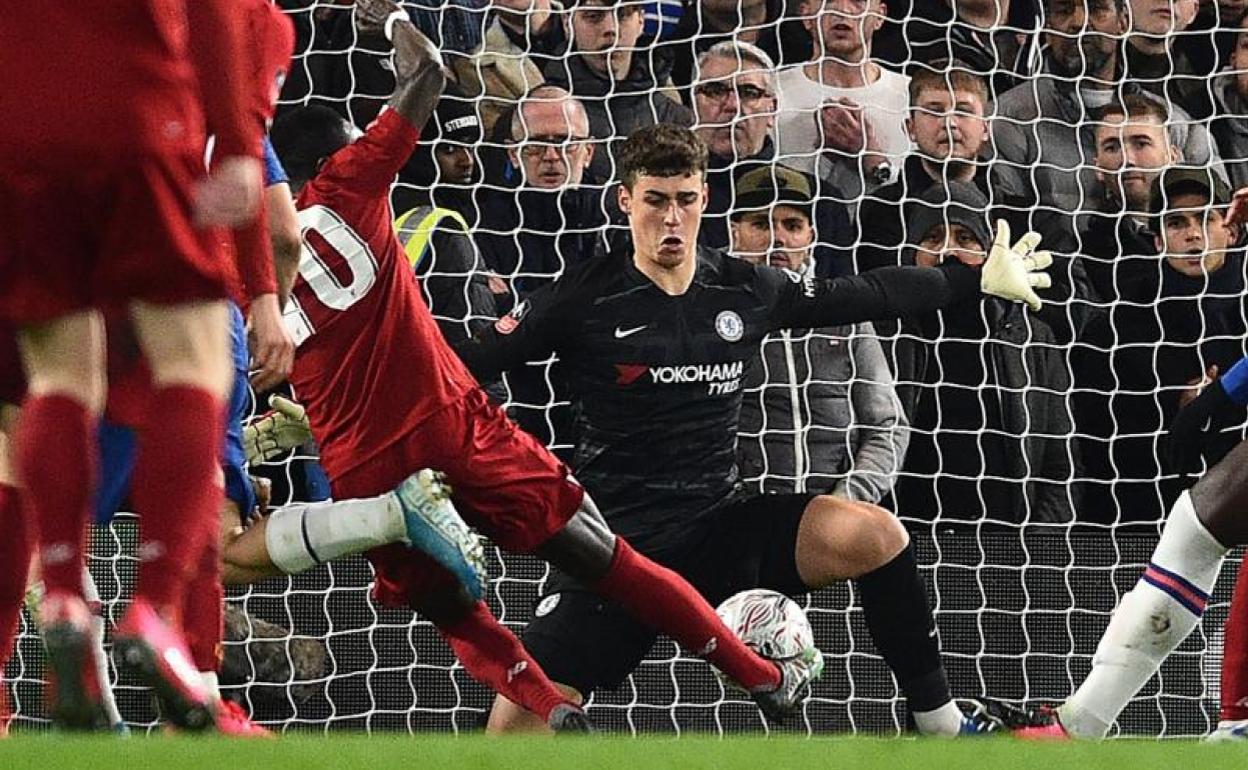 Kepa salva un gol a bocajarro de Mané en el partido de ayer ante el Liverpool. 