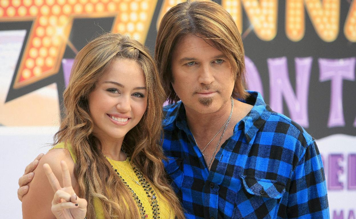 Billy Ray Cyrus y su hija Miley, en 2009.