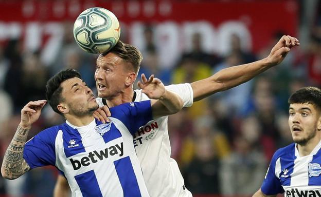 Ximo libra un duelo aéreo con el sevillista De Jong. 