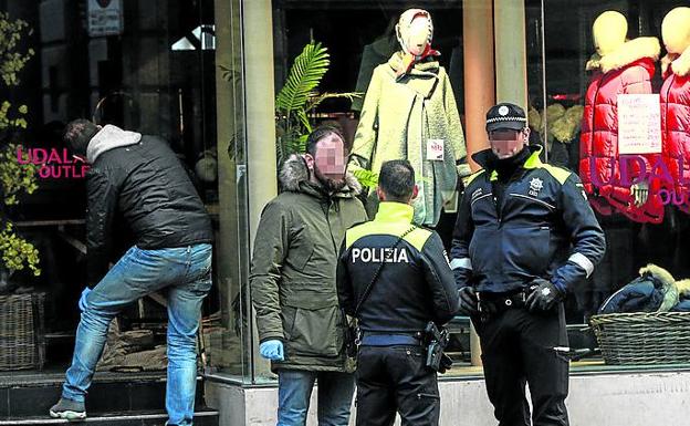 Agentes de la Policía Local recogen huellas en la tienda.