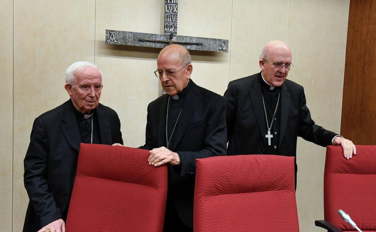 Ricardo Blázquez, en el centro, junto a los cardenales Antonio Cañizares y Carlos Osoro durante la inauguración de la asamblea. 