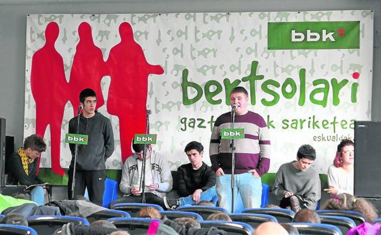 BBK Bertsolari Gazteen BBK sariketaren parte hartzaileek Bizkaiko bertso eskoletan dabilz. 