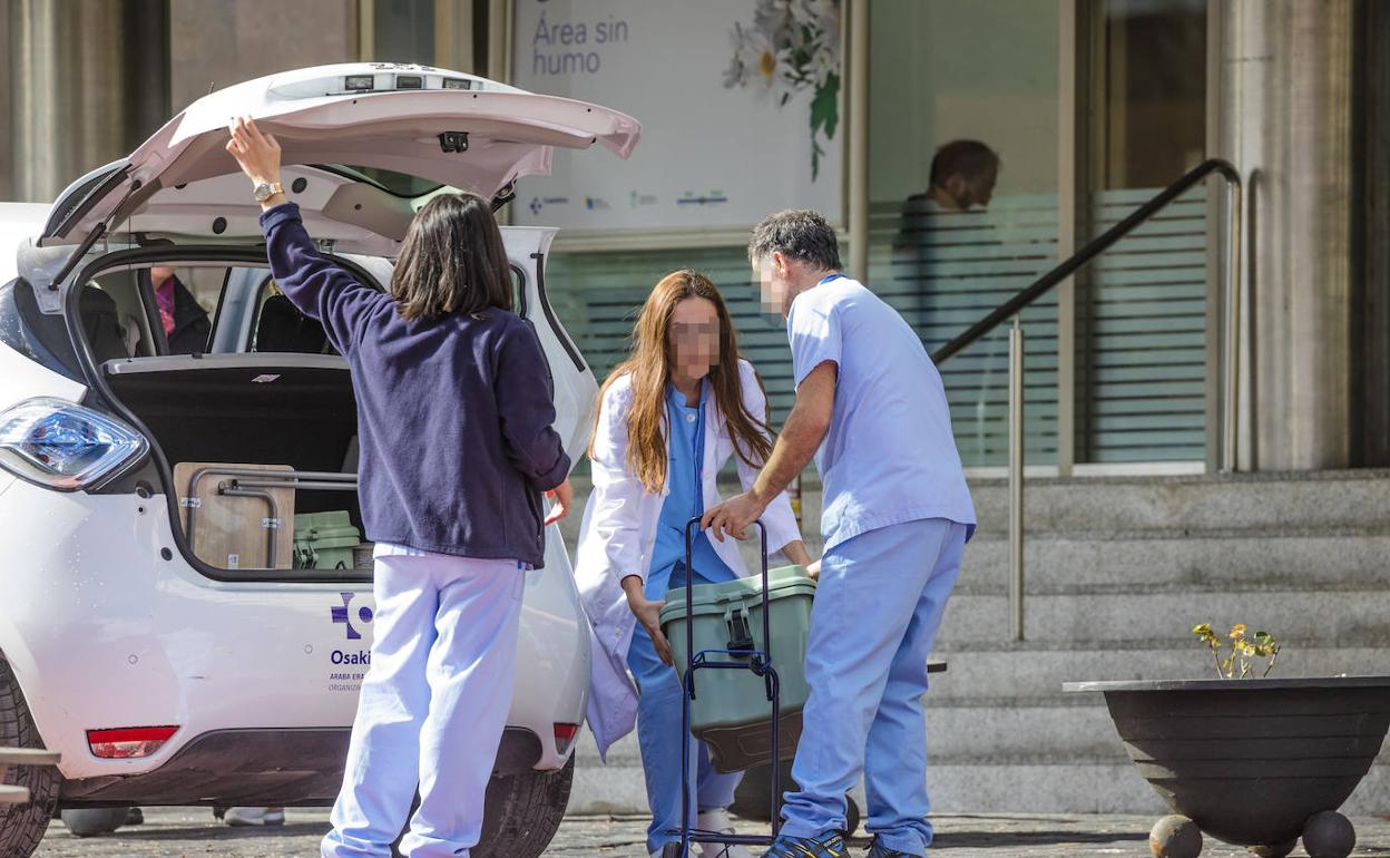 Varios sanitarios, en el exterior del hospital Txagorritxu. 