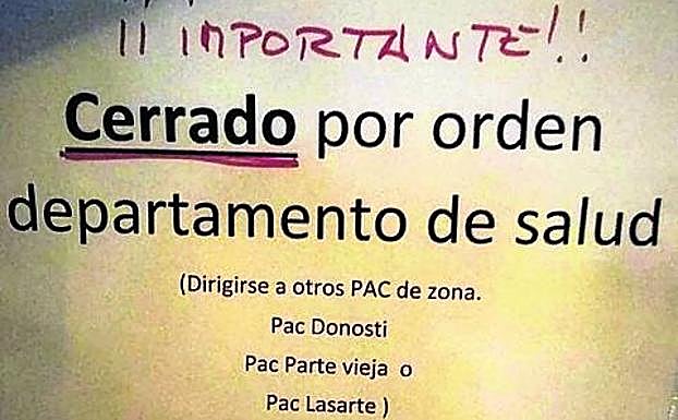 Los responsables del centro de salud de Hernani colgaron un cartel para avisar del cierre. 