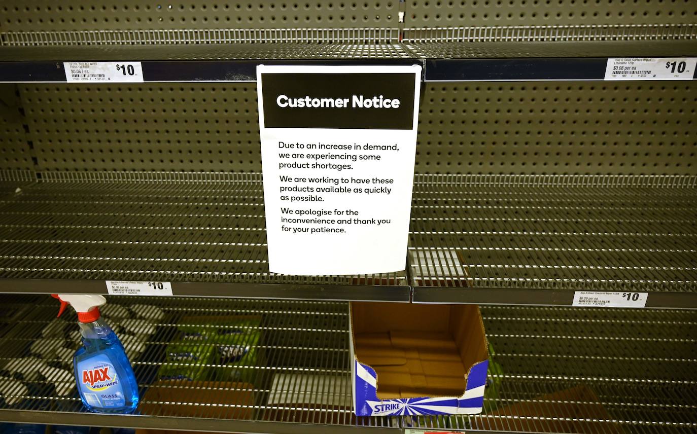 Los estantes de desinfectante de manos, vacíos en un supermercado en Sydney.