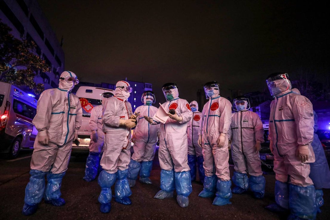 Personal médico se prepara para transferir a los pacientes infectados por coronavirus del Hospital Wuhan No.5 al Leishenshan, de nueva construcción, en la provincia central de Hubei.