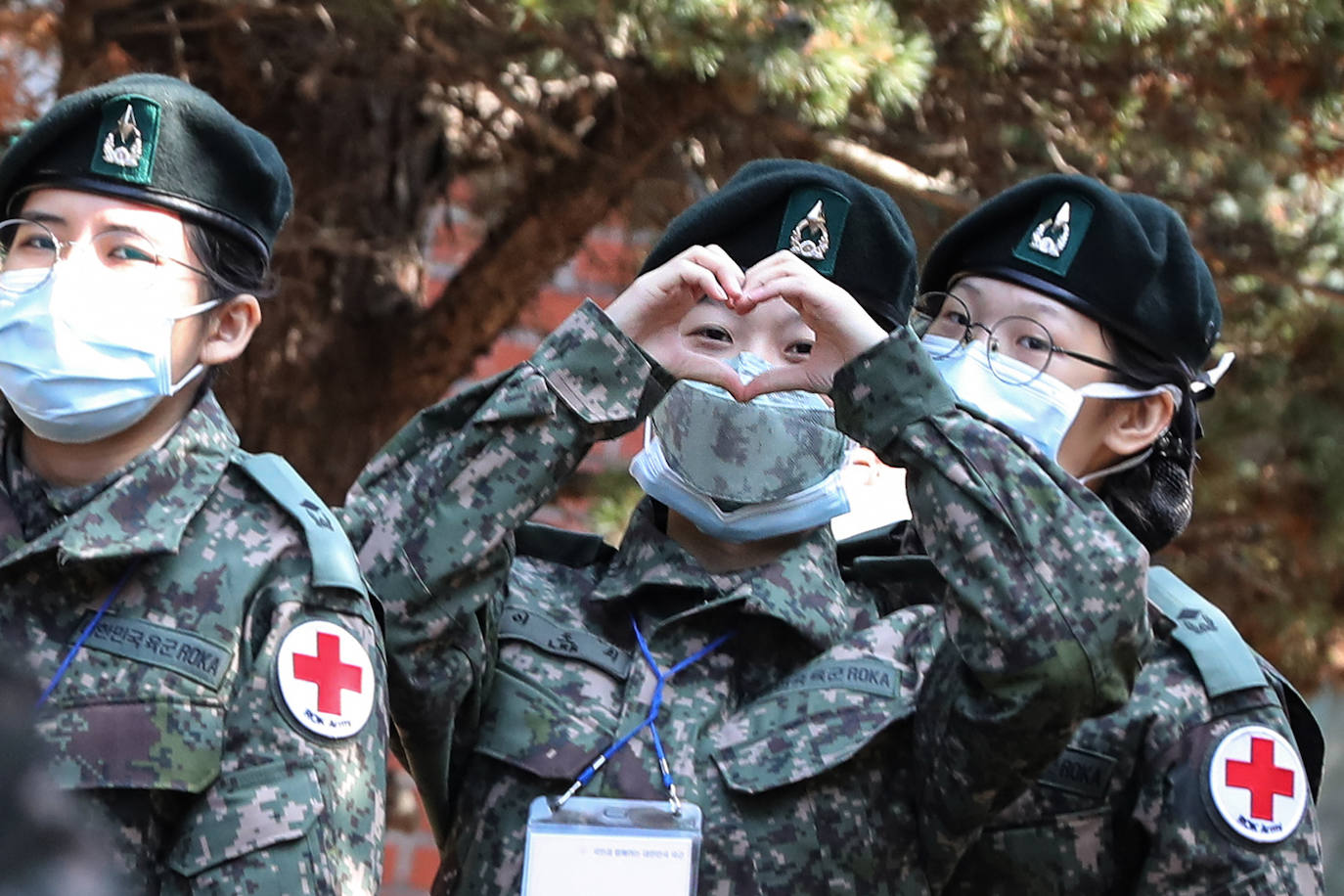 Enfermeras traídas para participar en la lucha contra la propagación del coronavirus llegan al Hospital de las Fuerzas Armadas en Daegu. Unos 200 empleados médicos militares comenzarán a tratar a pacientes civiles con COVID-19. 