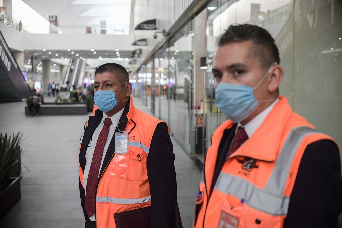 Trabajadores, protegidos con mascarillas, en el aeropuerto internacional de Ciudad de México