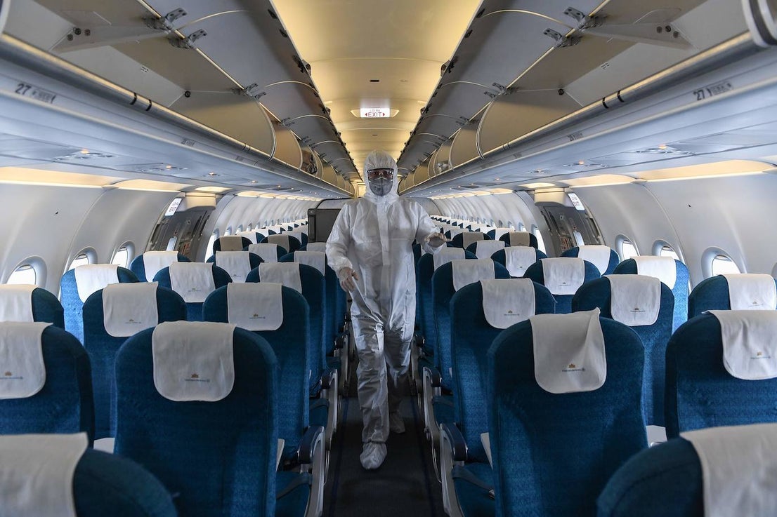 Un empleado desinfecta el interior de un avión en el aeropuerto internacional Noi Bai, en Hanoi. 